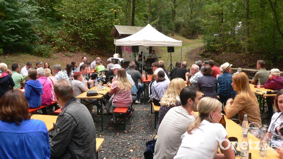 Tina Trummer und Gitarrist Jens Schmelzle aus Stuttgart nahmen das Publikum auf dem Koppelberg bei Luhe-Wildenau mit ihren Liedern vollkommen mit. Bild: mh