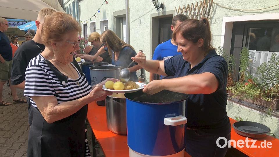 Zu Mittag gab's Schweinebraten mit Beilagen. Bild: wro