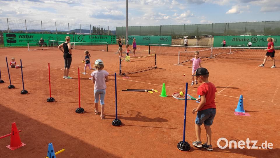 Um das richtige Gefühl für Ball und Schläger ging es bei den Station der Tennis-Abteilung. Bild: kki