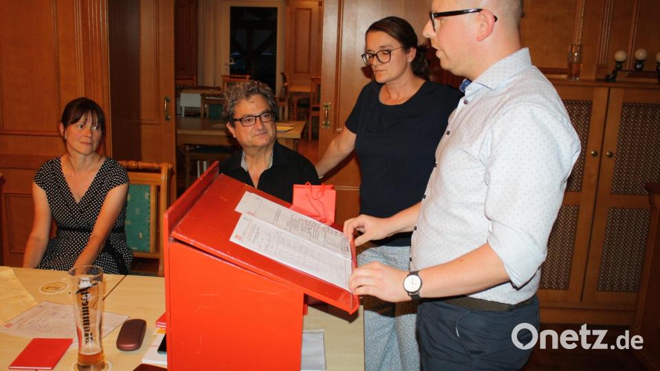 Radim Völkl und Silke Tanner (von rechts) treten als Doppelspitze die Nachfolge der seit 2014 amtierenden Pressather SPD-Ortsvereins-Vorsitzenden Sabine Eichermüller (links, neben Bürgermeister Bernhard Stangl) an. Bild: bjp