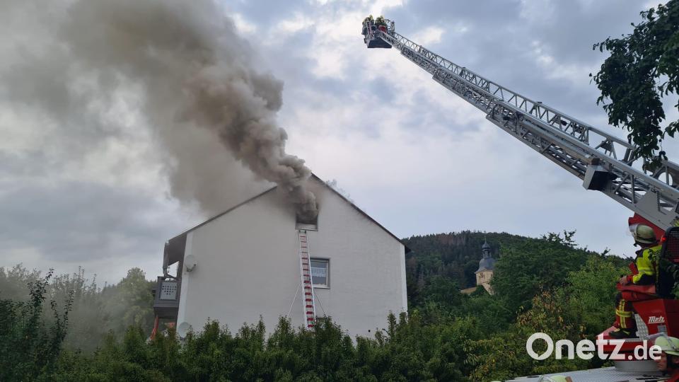 Am Montagabend fing aus noch ungeklärter Ursache ein Dachstuhl in Waldeck Feuer. Bild: rw