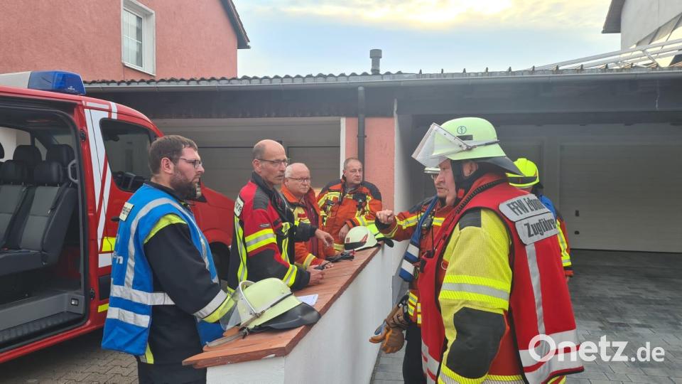 Am Montagabend fing aus noch ungeklärter Ursache ein Dachstuhl in Waldeck Feuer. Bild: rw
