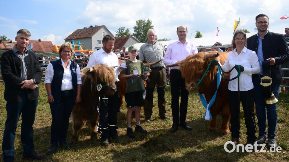 Heimatminister Albert Füracker nimmt gemeinsam mit der Besitzerin den &quot;Mister Bayern&quot; in die Mitte. Bild: bey