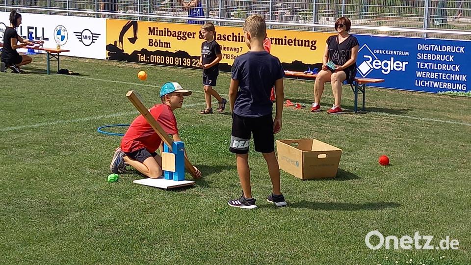 Die Ballmaschine der Turnabteilung wird bestückt, um den Ball in die Kiste zu befördern. Bild: kki