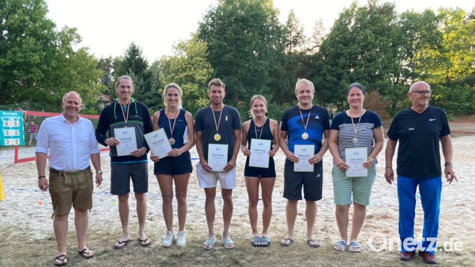 Die Sieger und Platzierten im Mixed der offenen Meisterschaft (von links): Peter Troglauer, Rebecca Eginger, Alexander Grau, Mira Stegmann, Stefan Lehner, Katrin Ahollinger und rechts Peter Müller (Vorsitzender Abteilung Tennis des TuS Schnaittenbach). Bild: TuS Schnaittenbach/exb