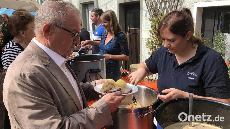 Schweinebraten ließ sich auch der frühere Zweite Bürgermeister der Marktgemeinde Wiesau, Fritz Holm, schmecken. Bild: wro
