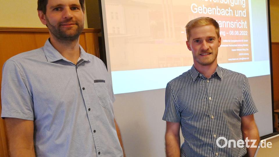 Sebastian Kraus (links) und IfE-Projektleiter Peter Nefe informierten in einer Bürgerversammlung über das geplante Fernwärmenetz für Gebenbach und Atzmannsricht. Bild: gf
