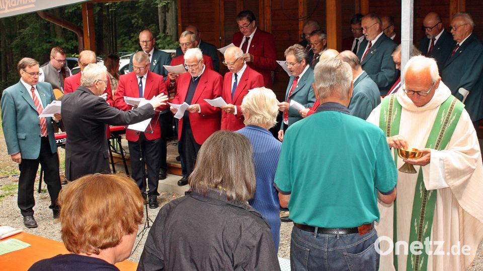 Mit einem Gedenkgottesdienst zum 145-jährigen Bestehen eröffnete der OWV-Zweigverein Weiden das Fest. Der Chor aus Pirk und Luhe wirkte musikalisch daran mit. Bild: R. Kreuzer