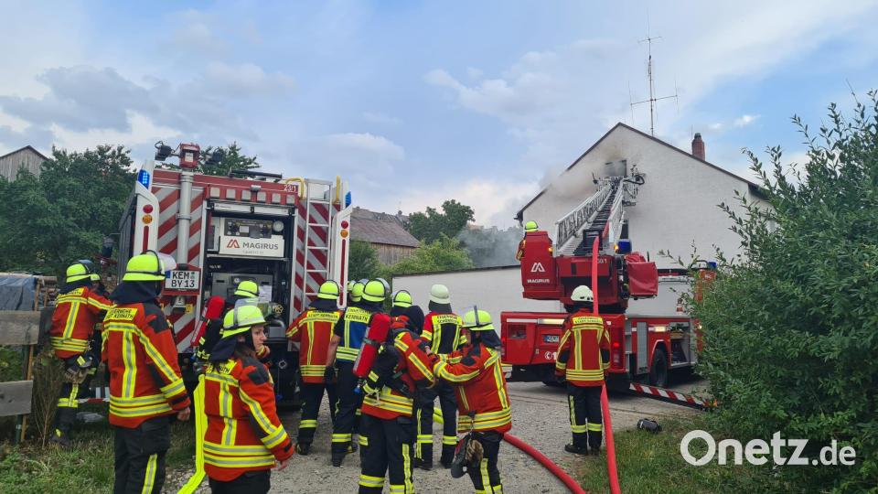Am Montagabend fing aus noch ungeklärter Ursache ein Dachstuhl in Waldeck Feuer. Bild: rw