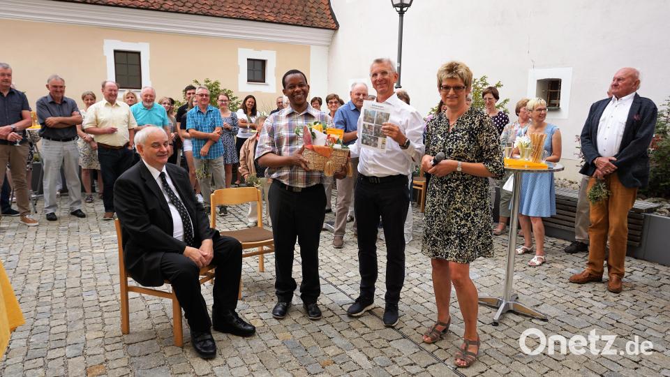 Im Vorhof der Nikolauskirche in Theuern nahm die Pfarrfamilie Abschied von den beiden Seelsorgern Pfarrer Herbert Grosser (von links) und Pfarrvikar Pater John Massawe. Kirchenpfleger Richard Bäumler und Gudrun Bauer, Sprecherin des Pfarrgemeinderats, überreichten Geschenke. Bild: wec