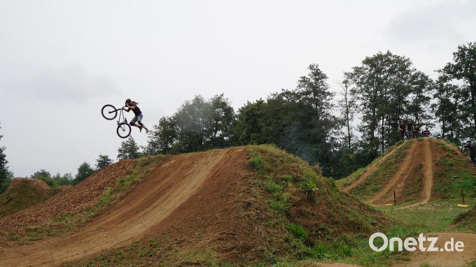 Bei der Einweihung des Dirt- Bike- Parks zeigten die Jugendlichen ihre Kunststücke auf den Rädern. Bild: wel