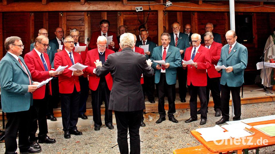 Mit einem Gedenkgottesdienst zum 145-jährigen Bestehen eröffnete der OWV-Zweigverein Weiden das Fest. Der Chor aus Pirk und Luhe wirkte musikalisch daran mit. Bild: R. Kreuzer