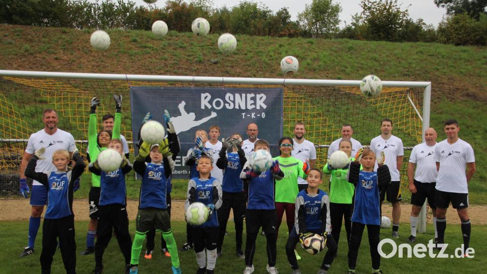 Spaß und Training wurde beim Torwartcamp in Tirschenreuth vermittelt. Huberth Rosner (links) und sein Trainer-Team mit den 16 Kindern. Bild: kro