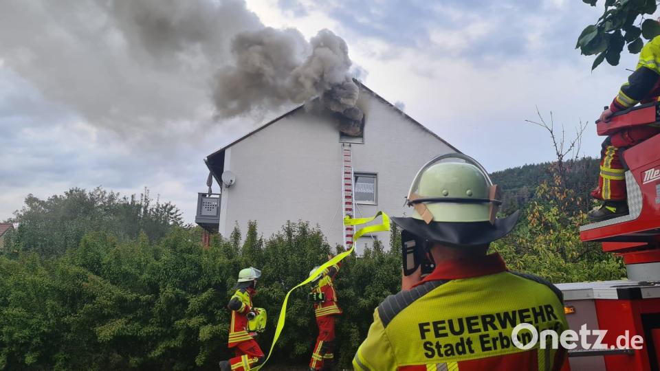 Am Montagabend fing aus noch ungeklärter Ursache ein Dachstuhl in Waldeck Feuer. Bild: rw