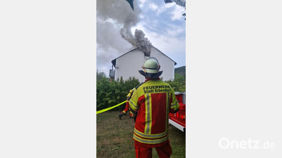 Am Montagabend fing aus noch ungeklärter Ursache ein Dachstuhl in Waldeck Feuer. Bild: rw
