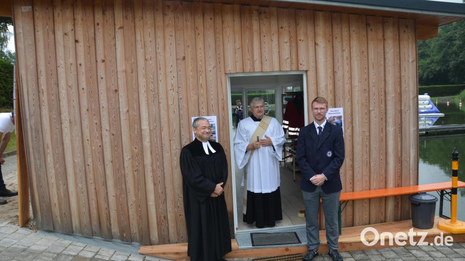 Pfarrer Matthias Weigart und Diakon Janusz Szubartowicz (von links) segneten die neuerbaute Wachhütte. Ortsgruppen-Vorsitzender Corbinian Kraus begleitete die feierliche Zeremonie. Bild: dob