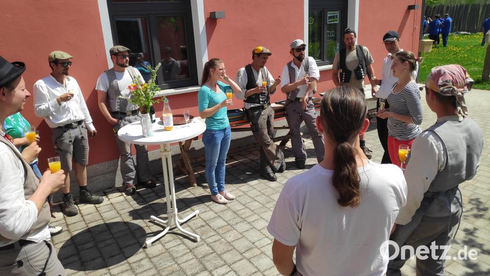Nur wenige wussten Bescheid über die Teilnahme von Zuzana Verešova am Lehrgang zur Museumspädagogin. Beim Überraschungssektempfang gratulierten die Kollegen. Bild: hns