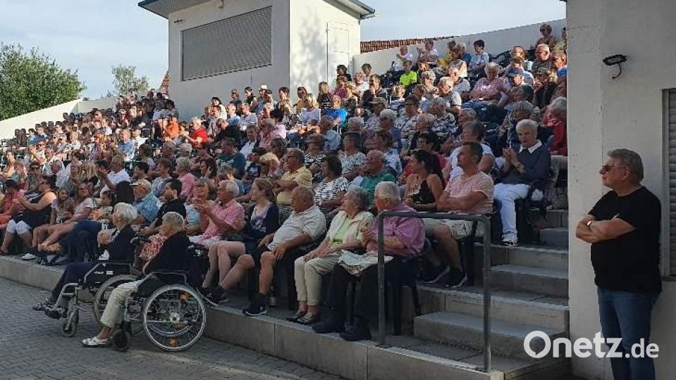 Gut 250 Zuschauer genießen auf der Tribüne im Schlosshof die Sommerserenade des Musikzug-Orchesters. Bild: u