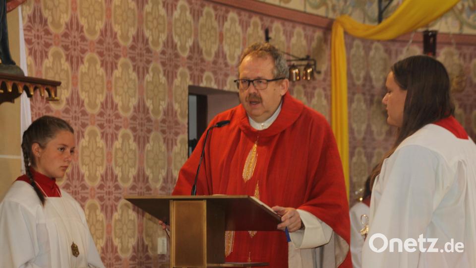 Es ist immer etwas Besonderes für Pfarrer Alois Hammerer, in seiner Heimatkirche des Patroziniumsgottesdienst zelebrieren zu dürfen. Bild: frd
