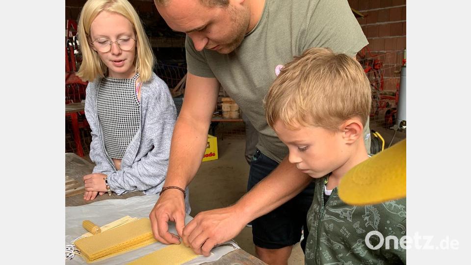 Beim Kerzenbasteln lernten die Mädchen und Buben auch das wertvolle Bienenwachs kennen. Bild: Imkerverein Fuchsmühl/exb