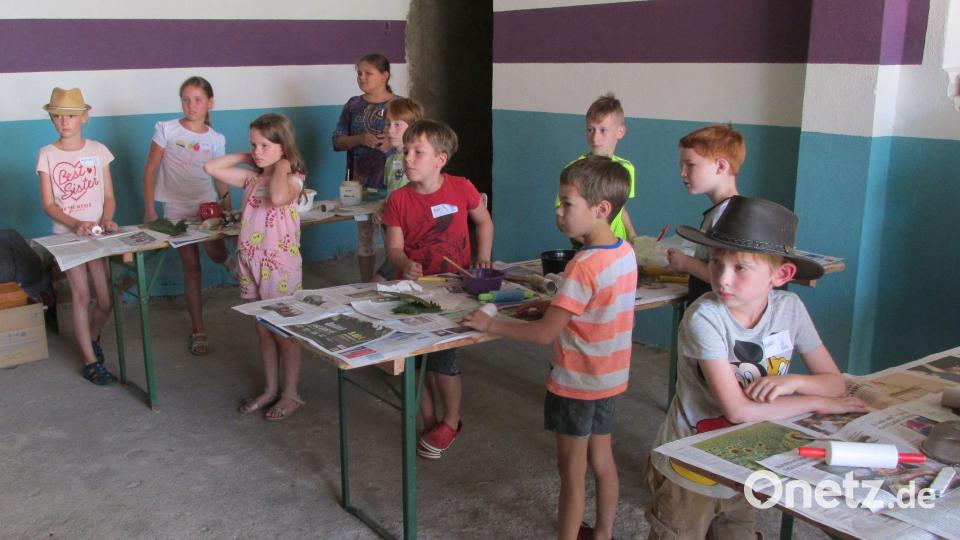 Beim Töpfern lassen die Kinder ihrer Kreativität freien Lauf. Bild: Peter Nitsche/exb