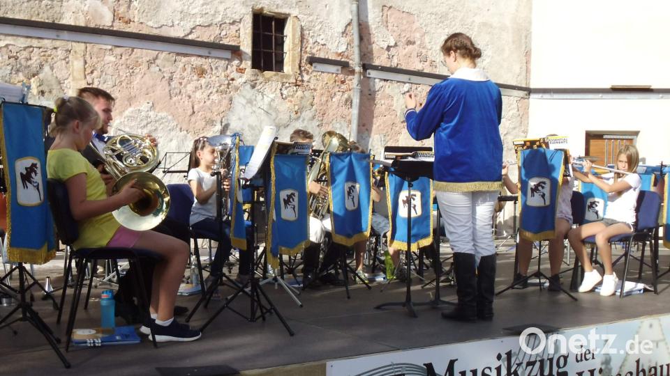 Die Mädchen und Jungen der erst heuer gegründeten Bläserklasse zeigen unter Leitung von Andrea Fleischmann bei ihrer Auftrittspremiere keine Nervosität. Ihnen gelingen ihre Stücke sehr gut. Bild: u