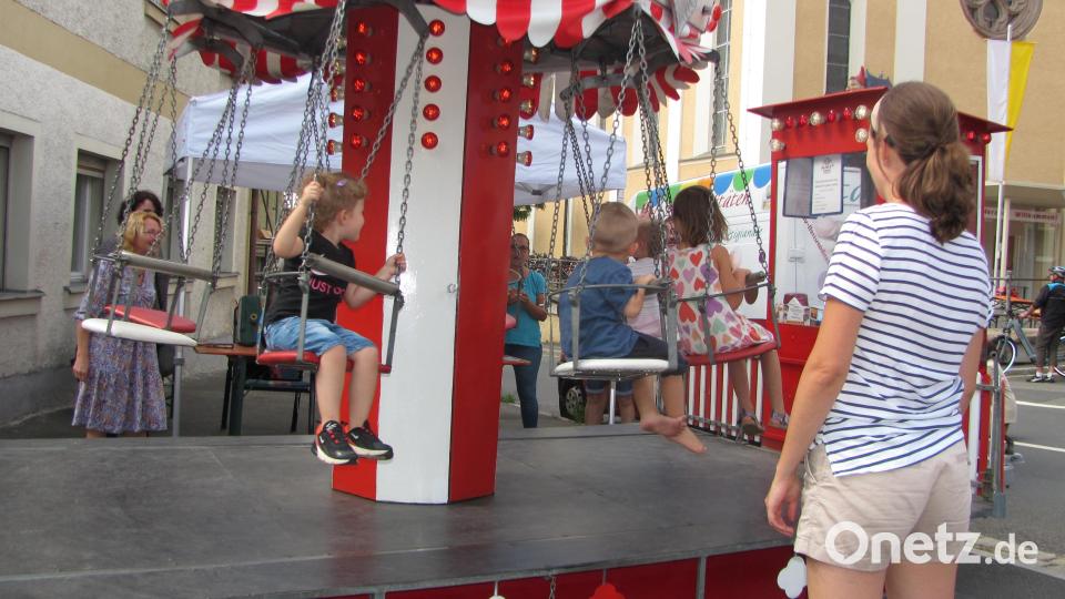 Für die jüngsten war das vom VdK betriebene Kinderkarussell die richtige Attraktion. Bild: sei