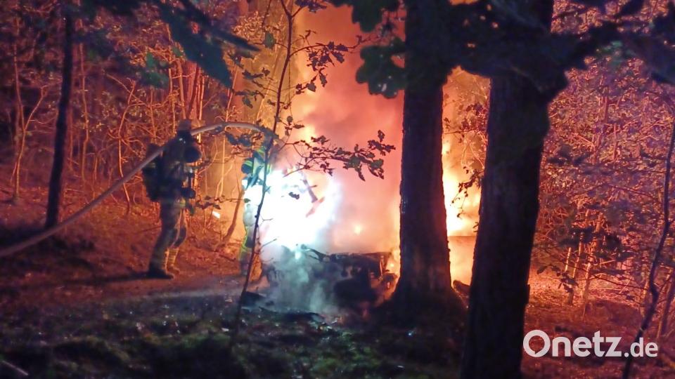 Weil er sich einer Verkehrskontrolle entziehen wollte, fuhr ein 54-Jähriger der Polizei davon. In einem Waldstück bei Schwandorf verlor er die Kontrolle über sein Auto und krachte gegen einen Baum. Bild: Feuerwehr Wackersdorf/exb