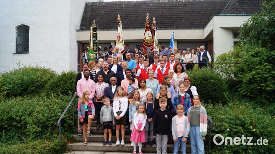 Die Mitglieder von Pfarrgemeinderat und Kirchenverwaltung, die Vertreter der Gemeinde und die Vereine und Verbände mit ihren Fahnenabordnungen gratulieren Ruhestandspfarrer Dr. Joseph Madathiparampil (zweite Reihe, Dritter von links) in Hohenkemnath zum 85. Geburtstag. Bild: snn