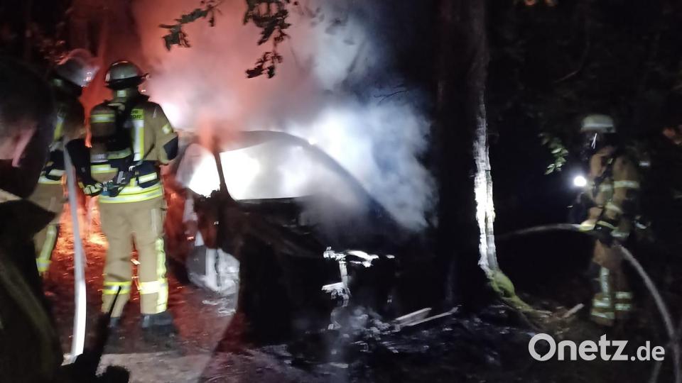 Die Feuerwehren aus Wackersdorf und Kronstetten löschten den brennenden Pkw. Bild: Feuerwehr Wackersdorf/exb