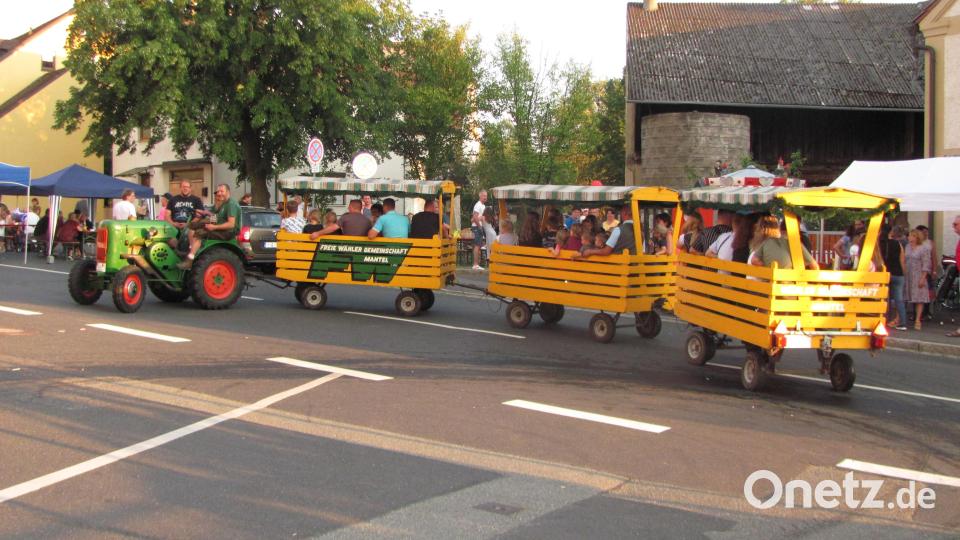 Mit dem Manteler Bockl der Freieh Wähler drehten Jung und Alt Runden durch den Markt. Bild: sei