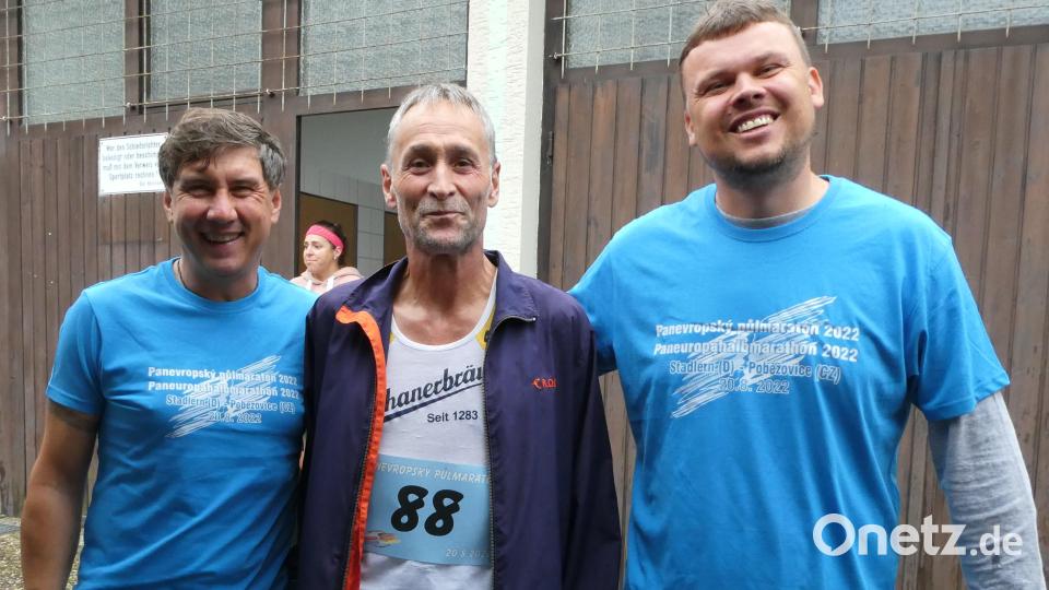 Die beiden Bürgermeister Gerald Reiter, Stadlern (links) und Martin Kopecky Poběžovice (rechts) gratulieren Michael Knott zum zehnten Start beim Paneuropa-Halbmarathon Bild: eib
