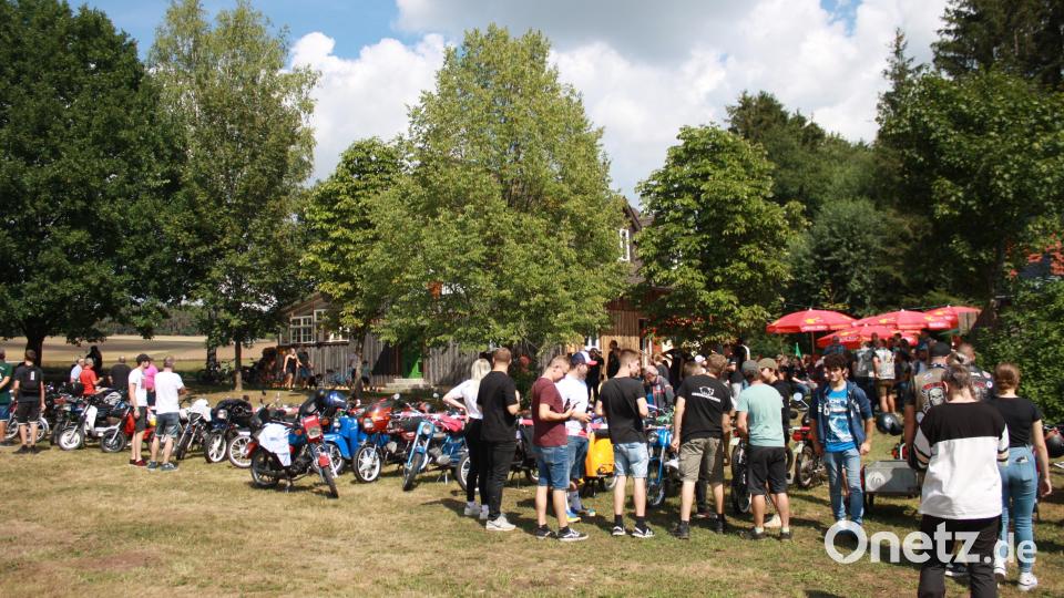 Auf dem Anwesen des Motorradclubs traf sich die immer größer werdende Szene aus der Region, aber auch von weiterher kamen die Besucher, aus dem Spessart etwa. Bild: edo