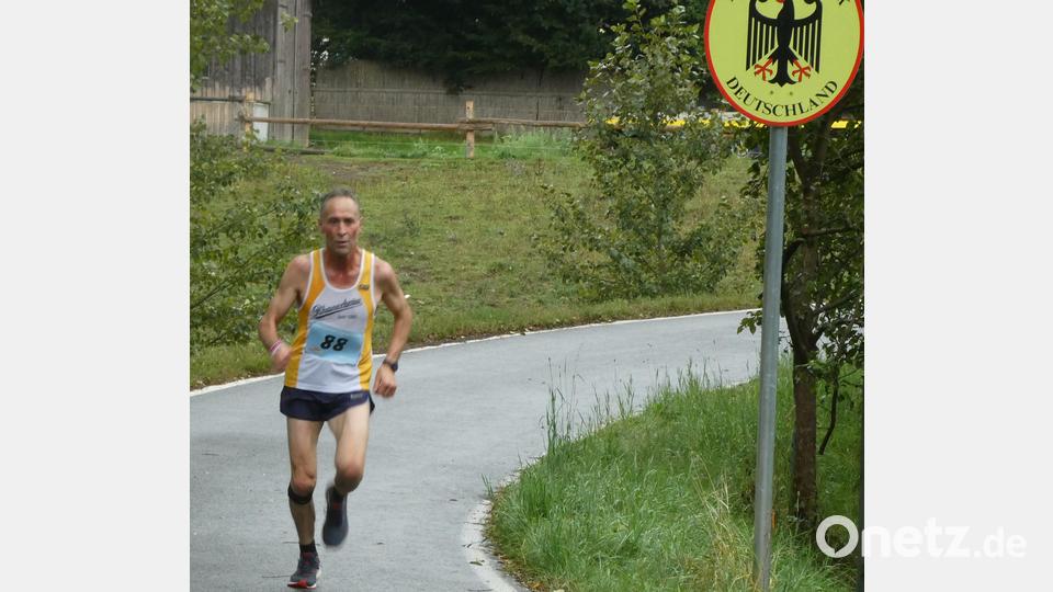 Michael Knott beim 13. Paneuropa-Halbmarathon wechselt an der Grenzbrücke in Schwarzach hinüber ins Nachbarland Bild: eib