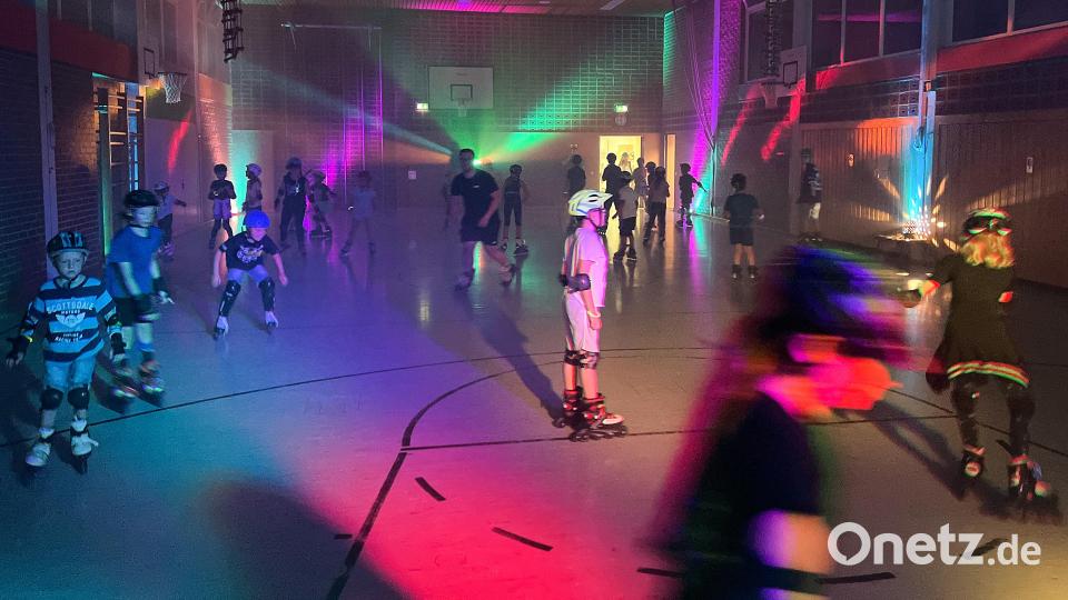 Fahrspaß auf Rollen bei Partylicht. Bild: nza