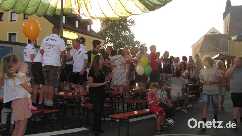 Die Partyband Power gab Gas und bald standen die Gäste auf den Bänken. Nicht prüde wurde in Mantel auch der umstrittene Sommerhit 2022 Layla mitgesungen. Bild: sei