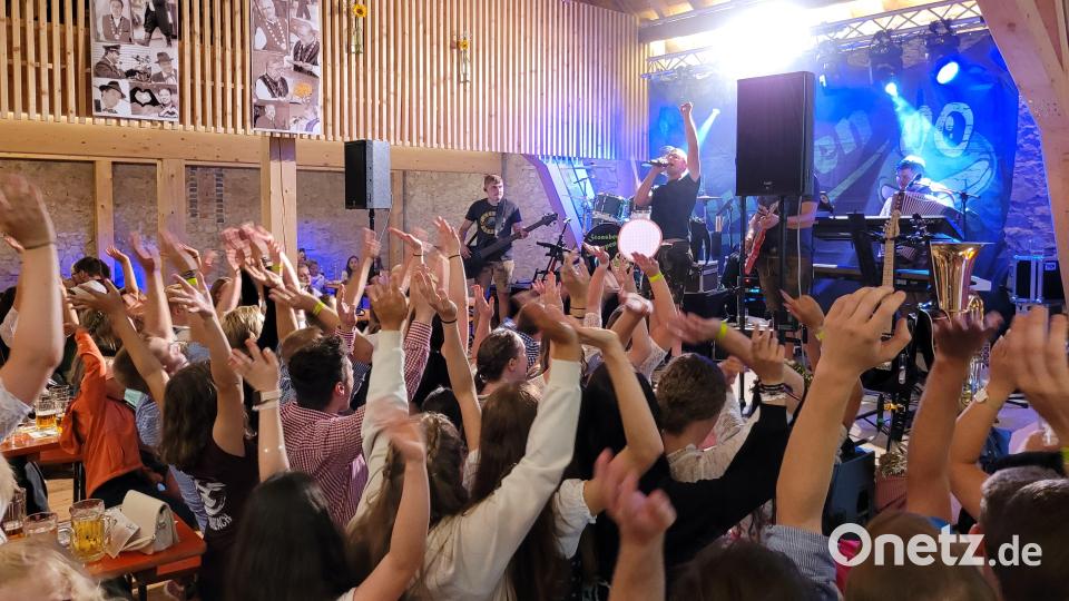 Partystimmung herrschte zum Auftakt der Kirwa mit den &quot;Stoasberger Lumpen&quot;. Bild: Franziska Danner/exb