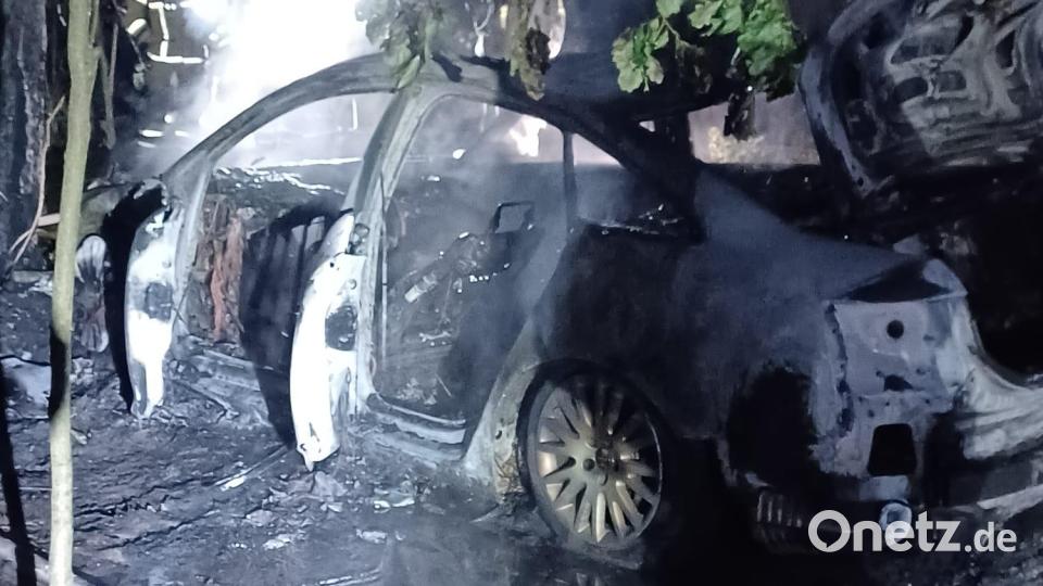 Das Auto des 54-Jährigen brannte völlig aus. Bild: Feuerwehr Wackersdorf/exb