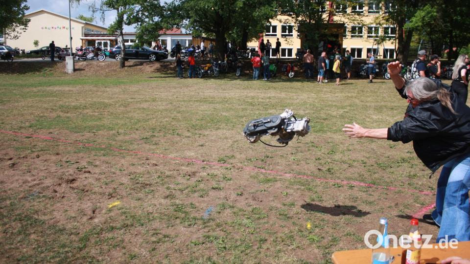 Den Ehrgeiz der Fahrer weckt auch die noch nicht olympische Disziplin des Motorweitwurfs. Dabei durfte man sich an einem Rollermotor, den die Firma ZS Zweiradteile spendierte, versuchen. Bild: edo