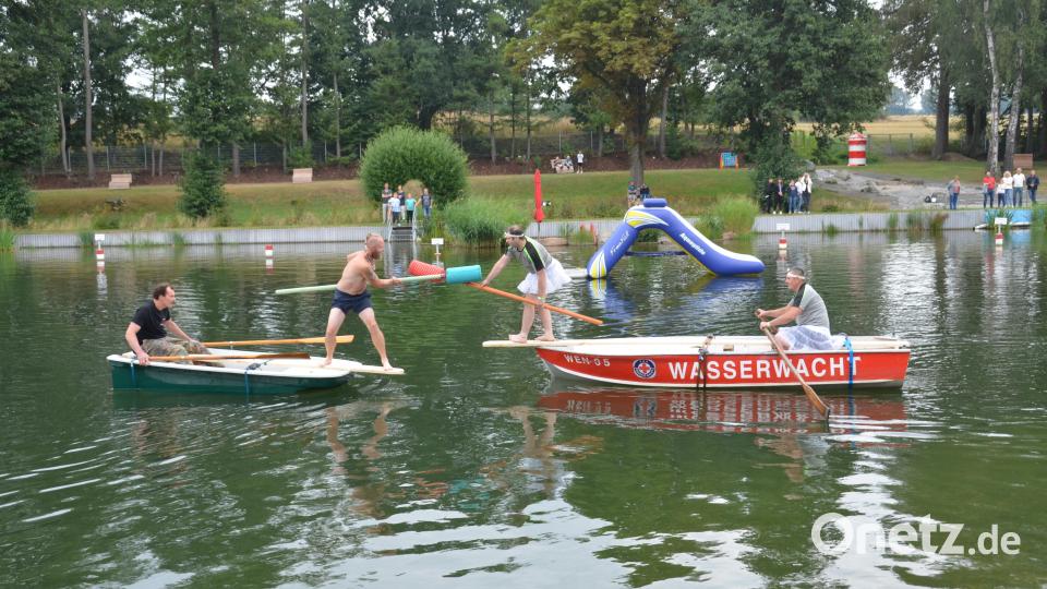 Viel Spaß und Gaudi herrschten beim Fischerstechen der Wasserwacht Vohenstrauß anlässlich des 75-jährigen Bestehens im Vohenstraußer Freibad. Bild: dob