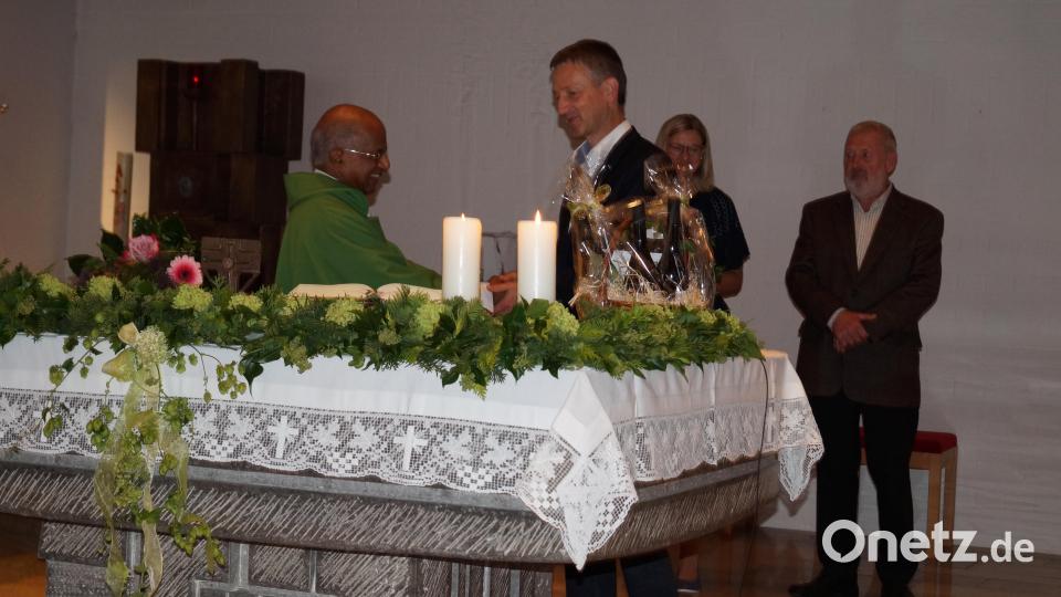 1. Bürgermeister Albert Geitner beim Gratulieren. Bild: snn