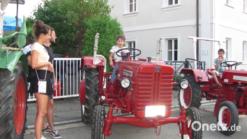 Die Traktorschau des Zapfwellenstammtisches Alts Glump war immer gut besucht. Bild: sei