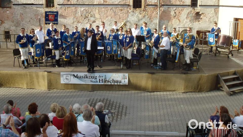 Sehr gut disponiert präsentiert sich das von Wolfgang Vögele (dunkler Anzug) dirigierte Orchester des Musikzugs bei der Sommerserenade auf der Festspielbühne im Schlosshof. Unter dem Motto „A Night at the Movies“ begeistert es das Publikum mit bekannten Filmmelodien. Bild: u
