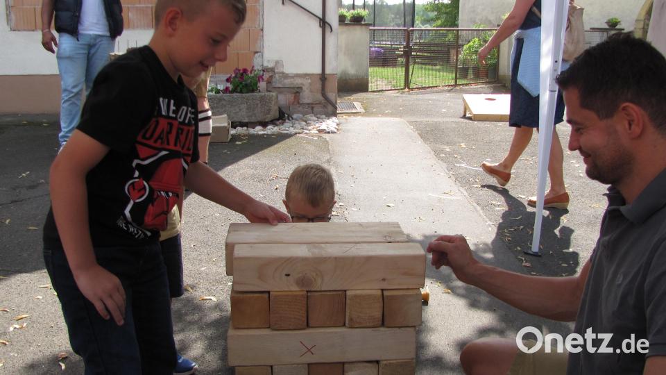 Beim Riesenjenga hatten Kinder ihre Freude. Bild: sei