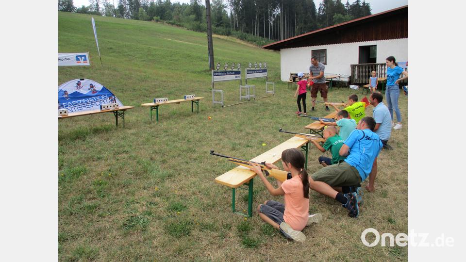 Großen Spaß hatten die Kinder und Jugendlichen beim Biathlon mit dem Lasergewehr und auch die „Strafrunde“ durfte dabei nicht fehlen. Bild: bra