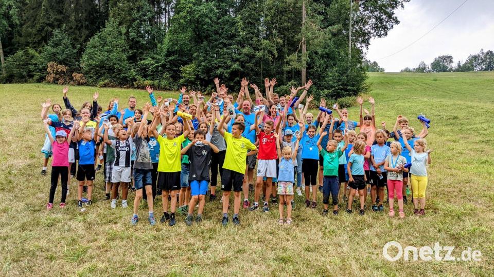 Das Gruppenbild mit allen Kindern und Jugendlichen sowie den zahlreichen Helferinnen und Helfern des Skiclubs, ohne deren Engagement ein solches Event nicht möglich wäre. Bild: bra