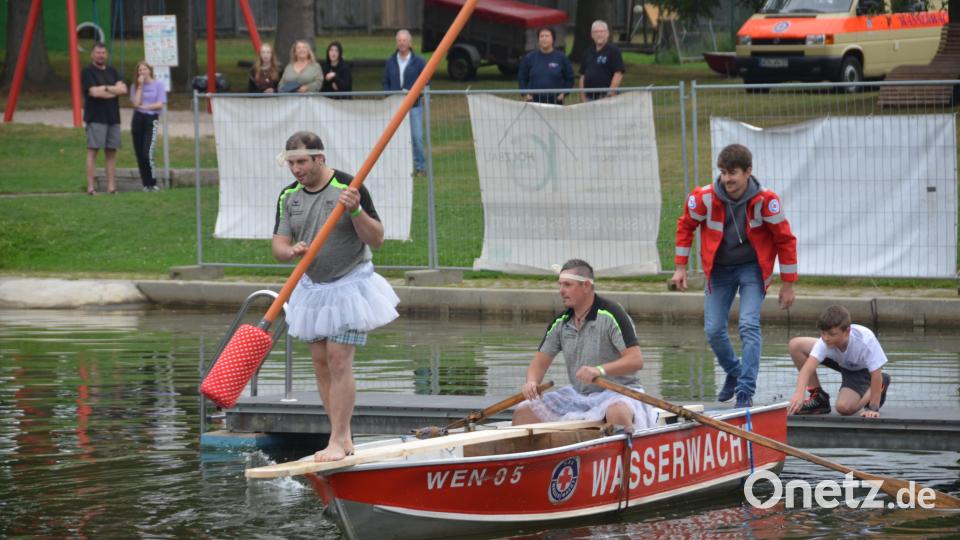 Von den Oberlinder St. Thomas Schützen traten auch Männer in Tüllröckchen als Ballerinas an. Bild: dob