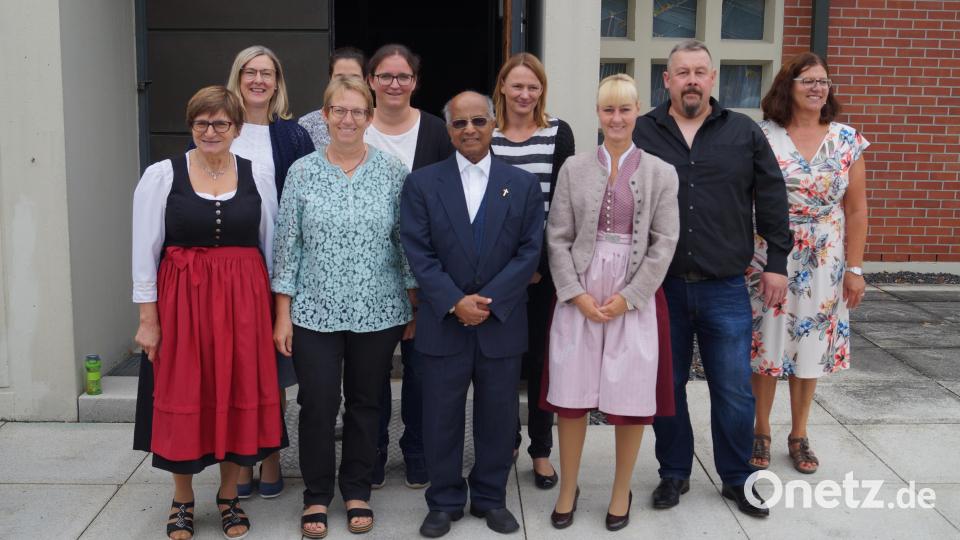 Der Jubilar mit dem Pfarrgemeinderat. Bild: snn