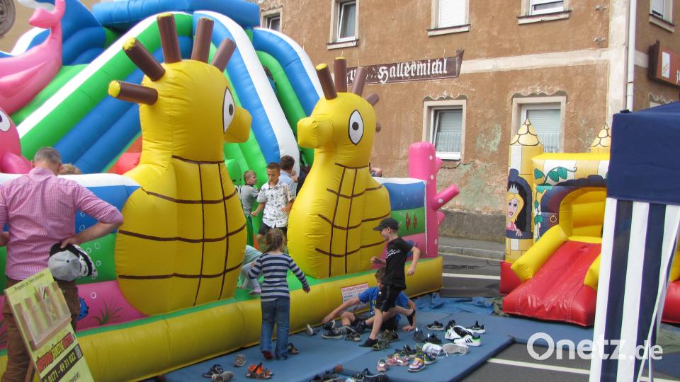 Große und kleine Hüpfburg luden die kinder zum Toben ein, sie wurden von der SPD und von den Wanderfreunden beaufsichtigt. Bild: sei