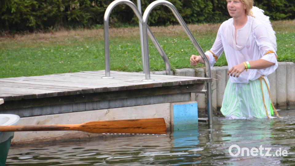 Paulus Kellner, als Engel verkleidet, kommt wieder an Land. Bild: dob